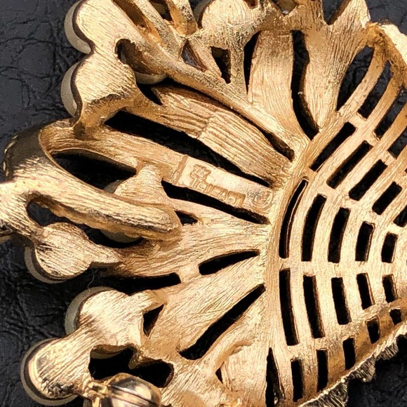 Crown Trifari Basket Brooch 1960s Faux Pearl Bouquet Gold Tone TV & Book Piece - Picture 3 of 6